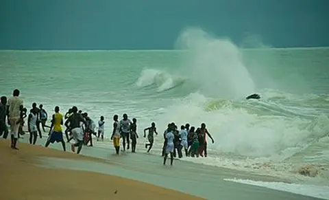 une foule à la plage lors de Nonvitcha 