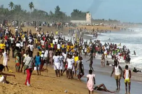 Une foule à la plage lors de Nonvitcha