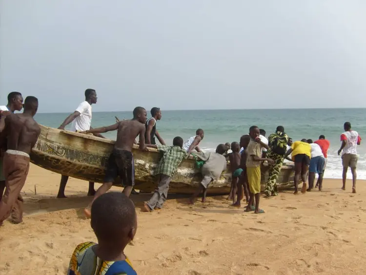 Action de pousser la barque à la mer