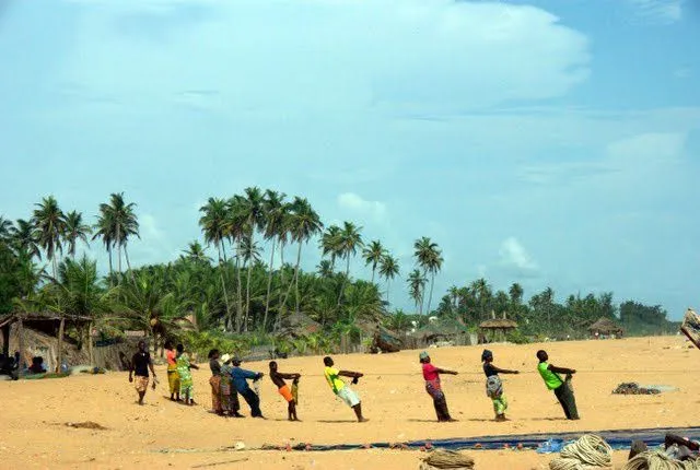 Les pêcheurs tirent le filet à Grand-pop