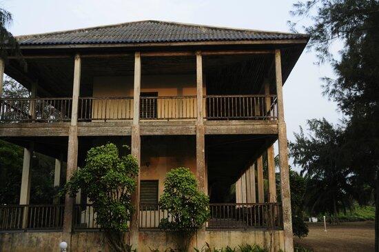 Ancien bâtiment colonial à Grand-popo. Ancien bâtiment colonial à Grand-popo.