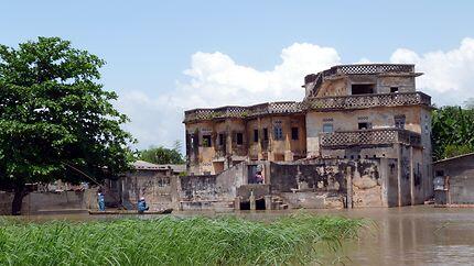 Ancien bâtiment colonial à Hêvê Ancien bâtiment colonial à Hêvê