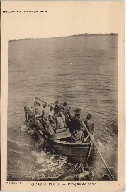 Ancienne photo des colons dans une pirogue sur le Fleuve Mono. Ancienne photo des colons dans une pirogue sur le Fleuve Mono.