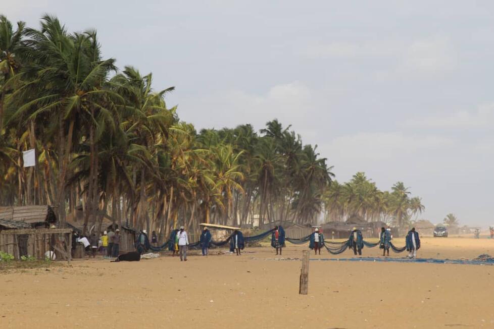 Les pêcheurs ramassant du filet à Allongo Les pêcheurs ramassant du filet à Allongo