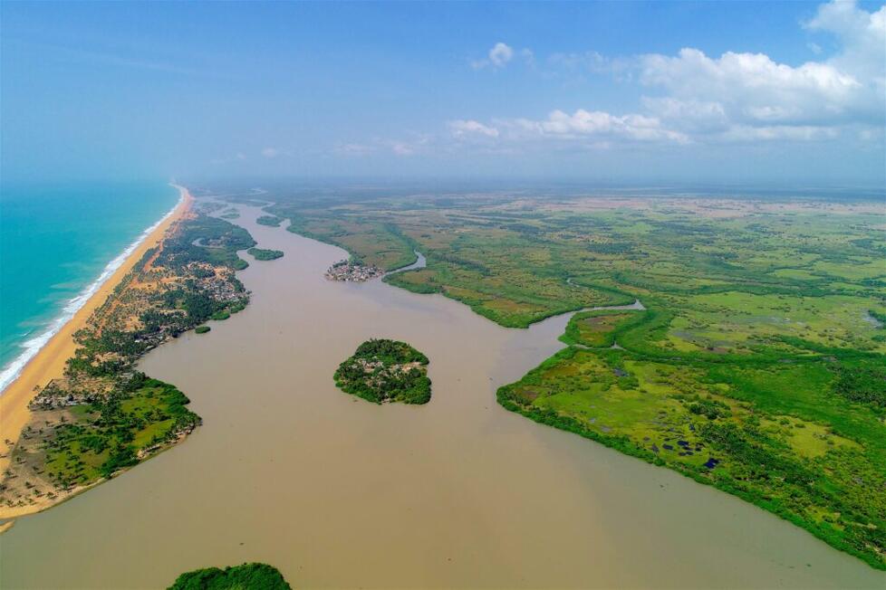 Vue aérienne du fleuve Mono à l'ambouchure Vue aérienne du fleuve Mono à l'ambouchure