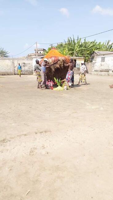 Zangbeto entrain faire la magie àHêvè Zangbeto entrain faire la magie àHêvè